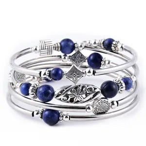 Elegantes mehrlagiges Wickelarmband mit blauen Natursteinperlen und Silberanhängern für den Alltag.