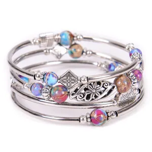 Mehrlagiges Wickelarmband mit bunten Natursteinperlen und filigranen Metallanhaengern.