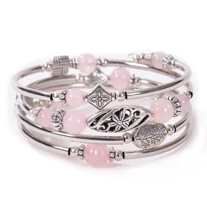 Mehrlagiges Wickelarmband mit rosa Kristallperlen und vintage gravierten Silberanhängern.