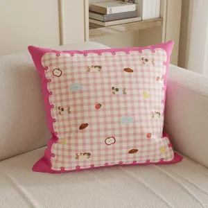 Gemütliches rosa kariertes Zierkissen Detail, weicher Stoffkissenbezug für schöne Sofadeko.