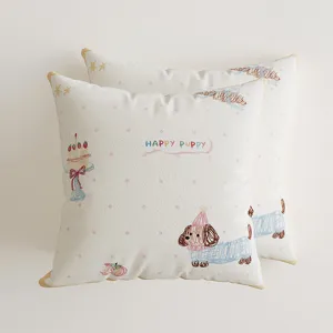 Süßer Kissenbezug mit niedlichem Welpen-Muster im Kinder-Stil für gemütliches Sofa.