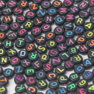 Maύρες ακρυλικές χάντρες γραμμάτων αλφαβήτου για DIY χειροποίητα βραχιολάκια και κοσμήματα.