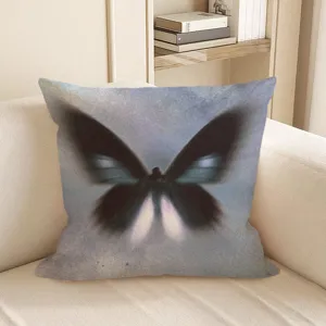 Dekoratives Kissen mit abstrakten schwarzen Schmetterling Kunstmotiven fuer gemuetliches Sofa.