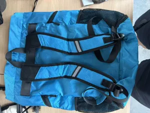 Blauwe honingraat reisrugzak met verstelbare schouderbanden en zijzakken van gaas voor sport.