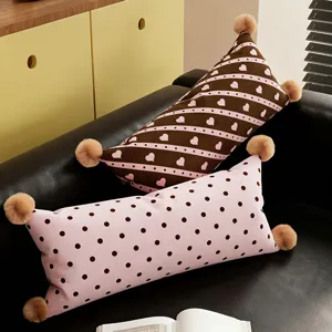 Long coussin décoratif avec motifs cœurs et pois mignons, coins doux à pompons moelleux.