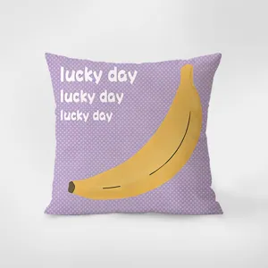 Détail de coussin en velours violet avec banane et impression lucky day, oreiller décoratif.