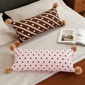 Housse de coussin longue décorative avec de jolis pois et cœurs, pompons duveteux doux.