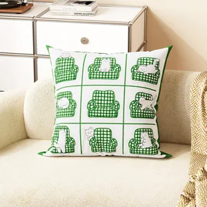 Gros plan sur le coussin avec motif de chat vert, doux et confortable pour votre canapé.