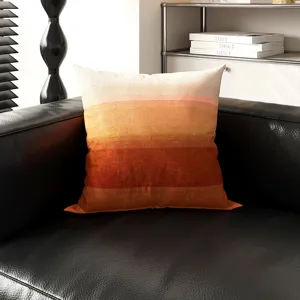 Nahaufnahme des lebendigen Ombre-Zierkissens auf Ledersofa vor modernem Regalhintergrund.