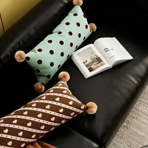 Long coussin de traversin pour canapé, coussin décoratif doux avec pois et pompons.