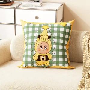Joli coussin imprimé avec personnage de dessin animé et carreaux verts pour canapé et salon cosy.