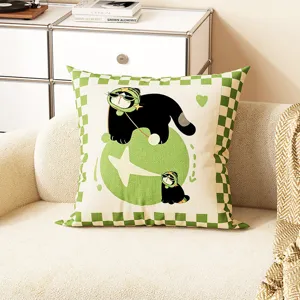 Vue détaillée d'un coussin chat noir sur canapé, tissu doux et confortable pour salon.