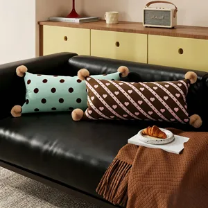 Housse de coussin longue moderne à pois avec pompons mignons pour canapé de salon.