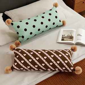 Ensemble de longs coussins lombaires à pois, rayures de cœur et pompons mignons pour le canapé de lit.