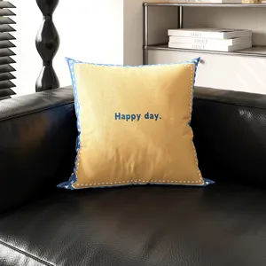 Dekoratives quadratisches Kissen mit gelber Mitte und blauem Rand für modernes Sofa.