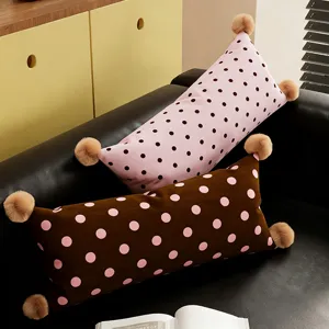 Long coussin lombaire avec pompons mignons et pois pour canapé et chambre douillette.