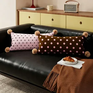 Coussin lombaire à pois chic avec pompons pelucheux, coussin de canapé décoratif élégant.
