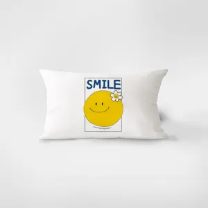 Primo piano del cuscino lombare in velluto bianco con dettaglio di stampa viso sorridente.