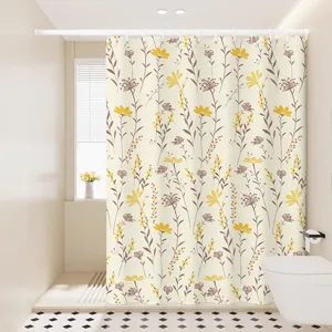 Vista detallada de la cortina de ducha botánica con estampado floral amarillo en el baño.