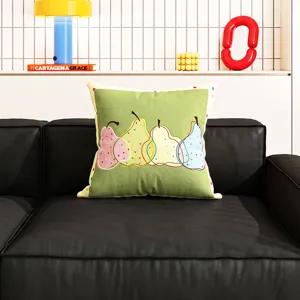 Detailansicht des niedlichen Kissen mit Birnenmuster und lebendigen Farben für das Sofa.
