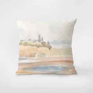 Vue detaillee de la belle housse de coussin de canape au motif de paysage aquarelle retro.