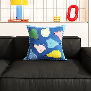 Bequemer Kissen mit bunten Birnen Motiv fuer modernes Wohnzimmer und bequemes Sofa.