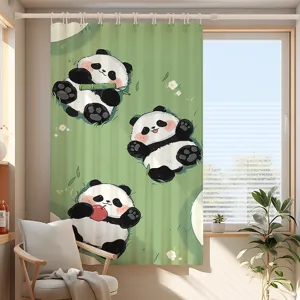 Detailansicht des süßen Panda Vorhangs mit grünem Gras Muster und gemütlicher Zimmerdeko.