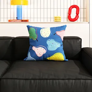 Dopamin bunte Birnenmuster Kissen Präsentation auf schwarzem Ledersofa im modernen Wohnzimmer Detail