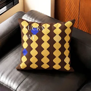 Funda de cojín vintage americana con un patrón geométrico, cómoda y suave para el sofá.