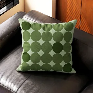Vista detallada de la tela y textura del cojín con patrón geométrico verde retro americano.