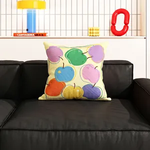 Detailaufnahme des bunten Obst-Zierkissens, weiches Kissen für Sofa oder Bürostuhl.