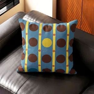 Vista de detalle de cojín geométrico retro, funda de almohada decorativa azul para sofá hogar.