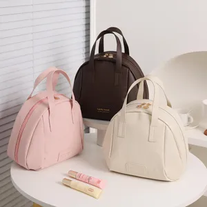 Vue détaillée du sac de voyage cosmétique dôme portable en plusieurs couleurs avec double fermeture.