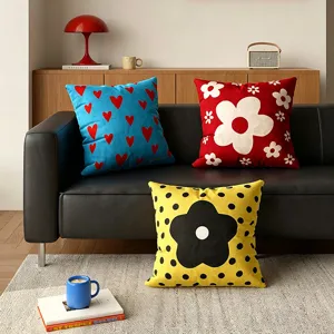 Federe per cuscini decorative con simpatici motivi floreali e cuori per il divano.
