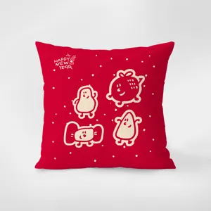 Festliches rotes Kissen Detail mit niedlichen Cartoon Doodles und Neujahrs Aufdruck.