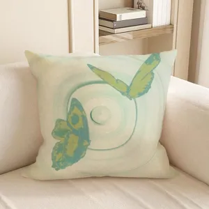 Detailansicht des weichen Zierkissens mit elegantem Aquarell-Schmetterlingsmuster.