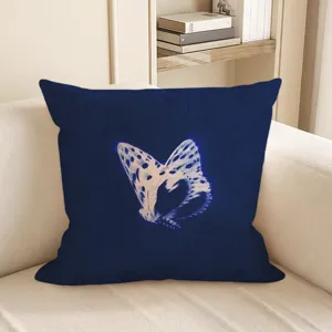 Dunkelblaue Zierkissen mit abstrakten weißen Schmetterlingsmustern für modernes Wohnzimmersofa.