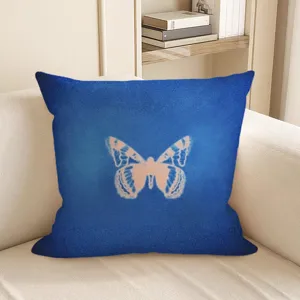 Blauer Kissenbezug mit elegantem Schmetterlingsmuster, ideal für gemütliche Sofas und Dekoration.