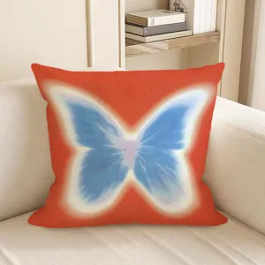 Rotes Zierkissen im Ins-Stil mit leuchtendem blauen Schmetterlingsmuster fuer das Sofa.