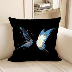 Detailansicht des schwarzen Zierkissens mit leuchtend blauer Fantasie Schmetterlingsflügel.