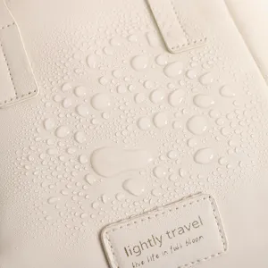 Détail de trousse de maquillage imperméable, organisateur cosmétique beige en cuir résistant à l'eau.