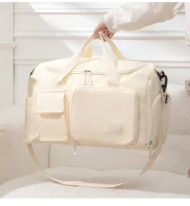 Große Reise-Duffeltasche in Beige, ideal für Sport, Fitnessstudio und Wochenendausflüge.