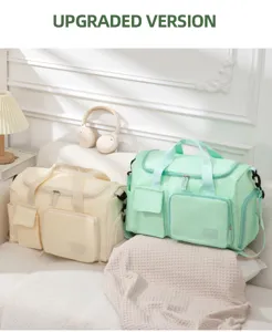 Detailansicht der großen Reistasche, Sport-Fitness-Tasche mit vielen praktischen Fächern.