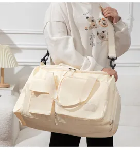 Detailansicht der großen Reisetasche mit mehreren Taschen, ideal für Fitness und Wochenendtrips.