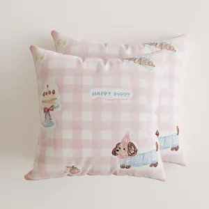 Rosa kariertes Zierkissen mit niedlichem Welpen und Kuchen Design, gemütliches Deko Kissen.