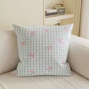 Süßes blau-weiß kariertes Kissen mit rosa Schleifen, weiches Sofakissen für gemütliche Dekoration.