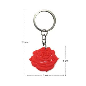 Rode roos siliconen sleutelhanger met metalen ring, gedetailleerd maatoverzicht voor tassen.