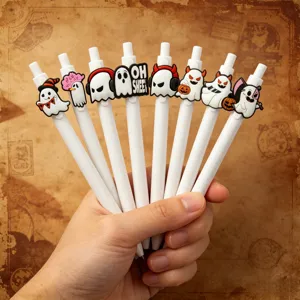Primer plano de lindos bolígrafos de gel fantasma de Halloween en la mano con divertidos diseños.