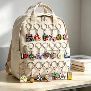 Mochila de lona decorada con lindos llaveros de goma blanda de PVC de dibujos animados coloridos.