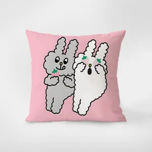 Primo piano di federa rosa con design di coppia di coniglietti di peluche cartone animato per divano.